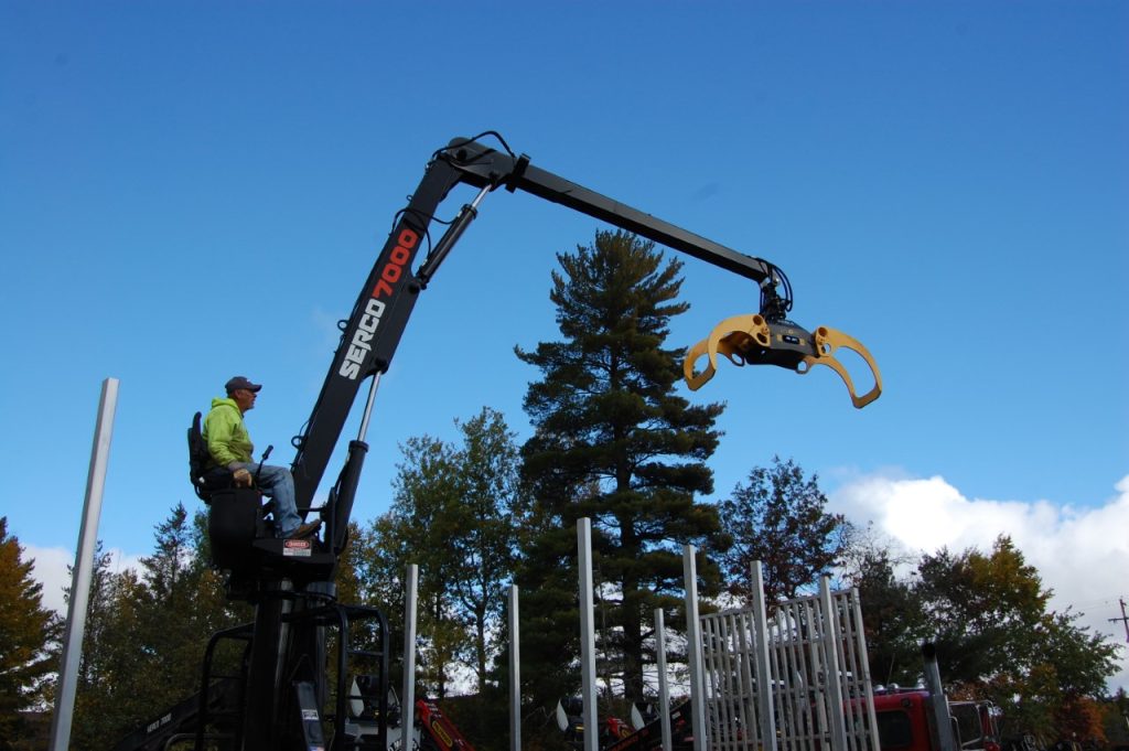 The Serco 7000 has a 7,776 lb lift capacity at 8.6 ft radius (less weight of attachment).