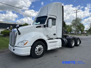 2017 KENWORTH T680 heavymedium-duty-trucks-used-2017-kenworth-t680-1657664-driver-side-front-angle-Image