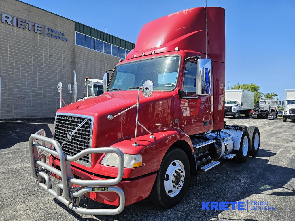 2012 VOLVO VNM64T200 V557337U - image 1 of 6