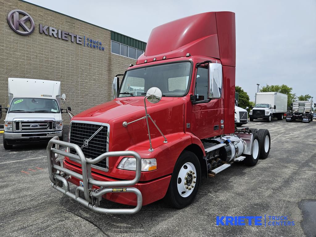 2012 VOLVO VNM64T200 V557336U - image 1 of 6