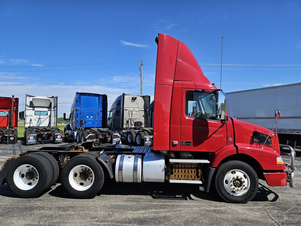 2012 VOLVO VNM64T200 V557337U - image 6 of 6