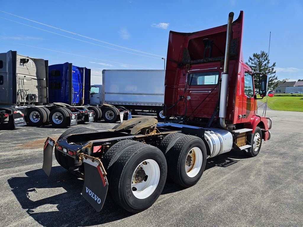 2012 VOLVO VNM64T200 V557337U - image 5 of 6