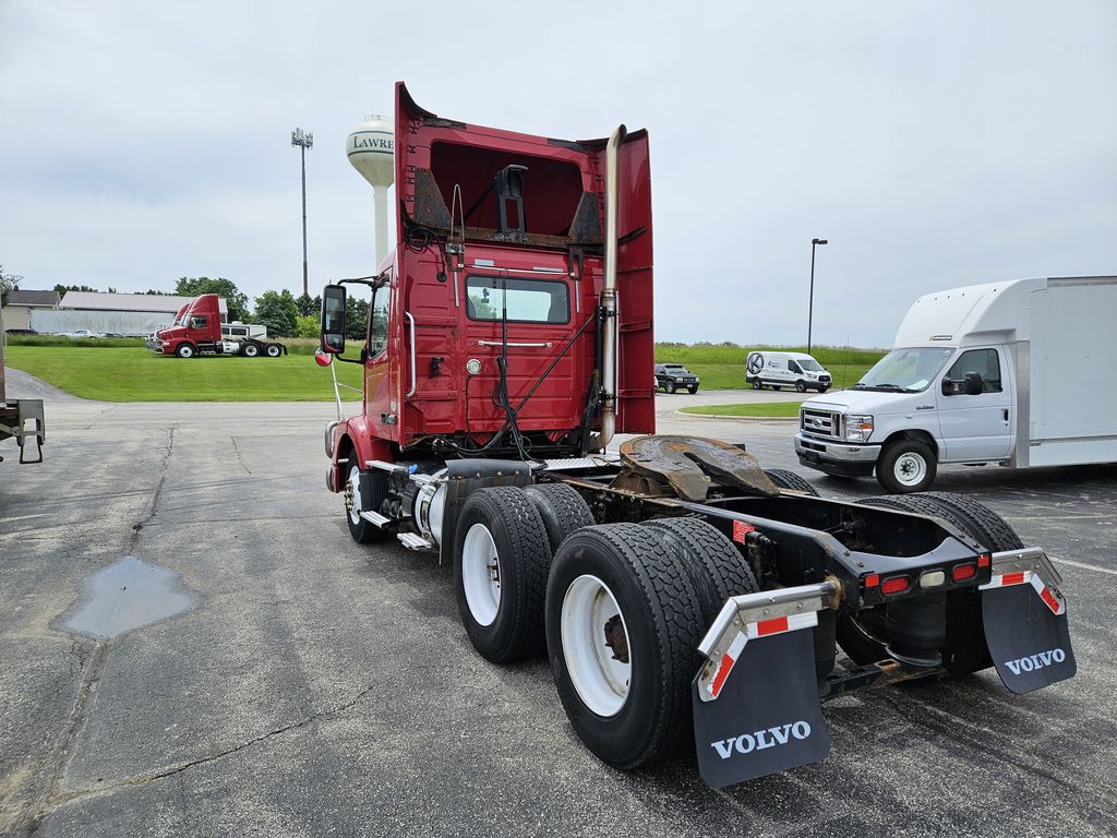 2012 VOLVO VNM64T200 V557336U - image 3 of 6