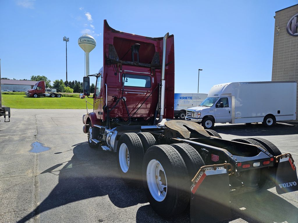 2012 VOLVO VNM64T200 V557337U - image 3 of 6