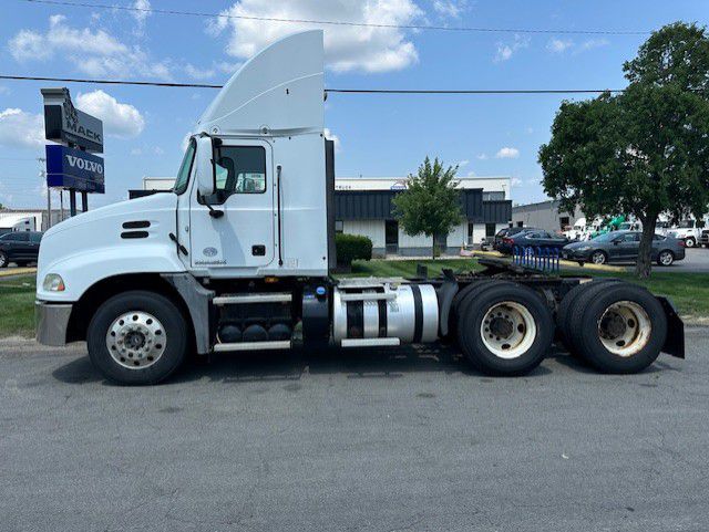 2016 MACK CXU MAC56723U - image 2 of 6