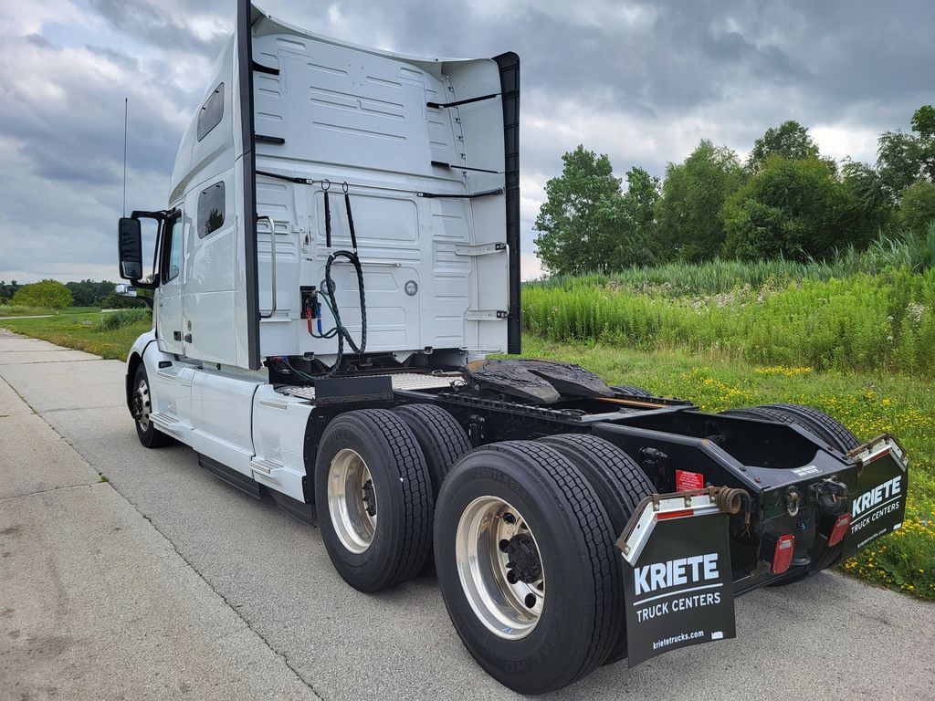 2021 VOLVO VNL64T V283213U - image 3 of 6