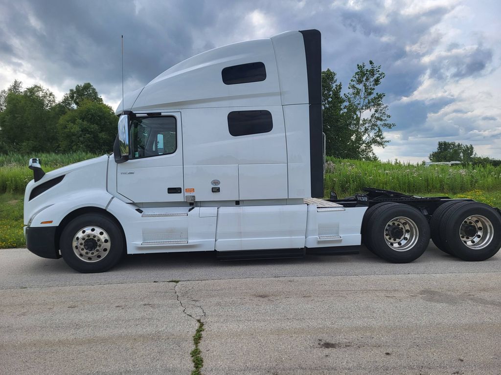 2021 VOLVO VNL64T V283213U - image 2 of 6