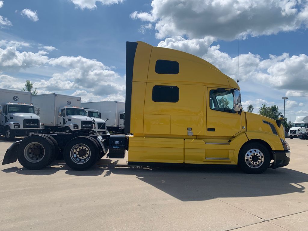 2018 VOLVO VNL V889329U - image 4 of 6