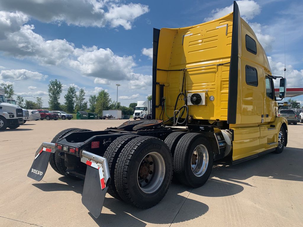 2018 VOLVO VNL V889329U - image 3 of 6