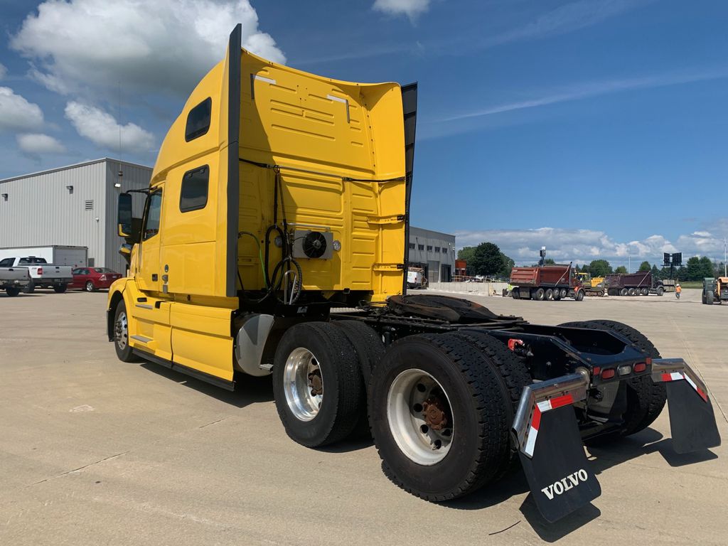 2018 VOLVO VNL V889329U - image 2 of 6