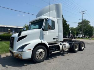 2018 VOLVO VNR heavymedium-duty-trucks-used-2018-volvo-vnr-1118980-driver-side-front-angle-Image