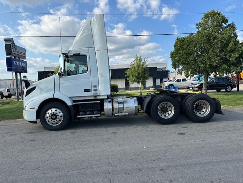 2018 VOLVO VNR V900058U - image 2 of 6