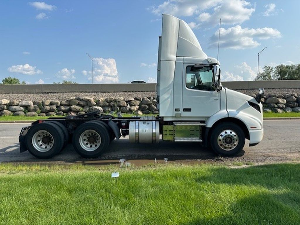 2018 VOLVO VNR V900059U - image 6 of 6