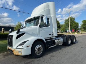 2018 VOLVO VNR heavymedium-duty-trucks-used-2018-volvo-vnr-1619822-driver-side-front-angle-Image