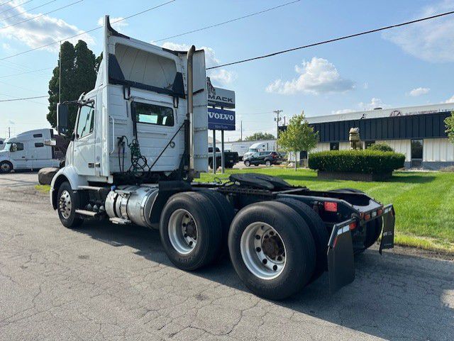 2018 VOLVO VNR V900058U - image 3 of 6