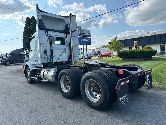 2018 VOLVO VNR V900056U - image 3 of 6