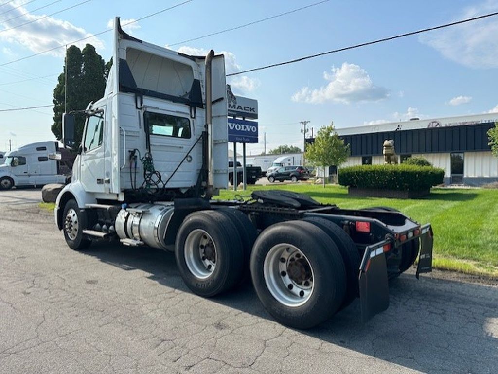 2018 VOLVO VNR V900059U - image 3 of 6