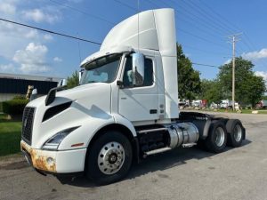 2018 VOLVO VNR heavymedium-duty-trucks-used-2018-volvo-vnr-1821486-driver-side-front-angle-Image