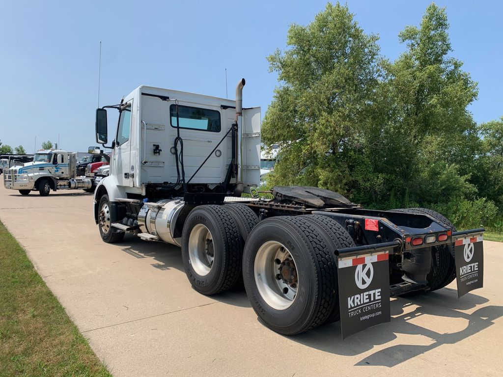 2019 VOLVO VNR V904948U - image 3 of 6