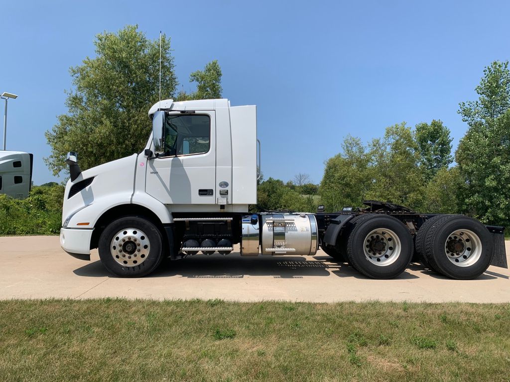 2019 VOLVO VNR V904948U - image 2 of 6