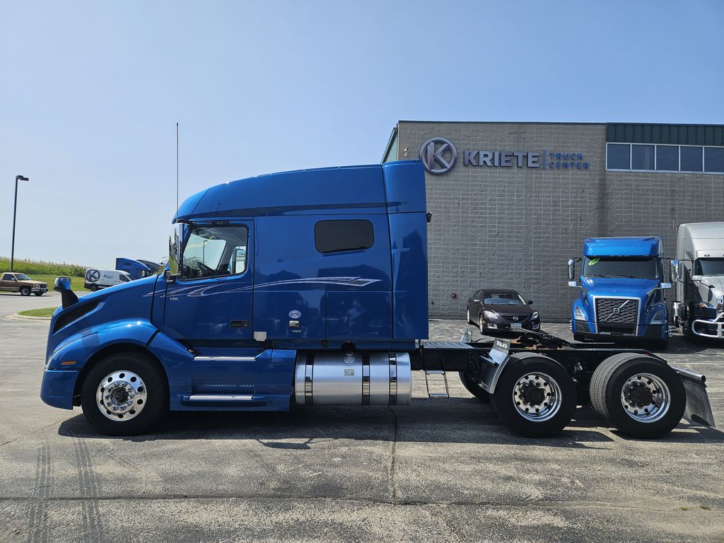 2020 VOLVO VNL64T740 V267576U - image 2 of 6