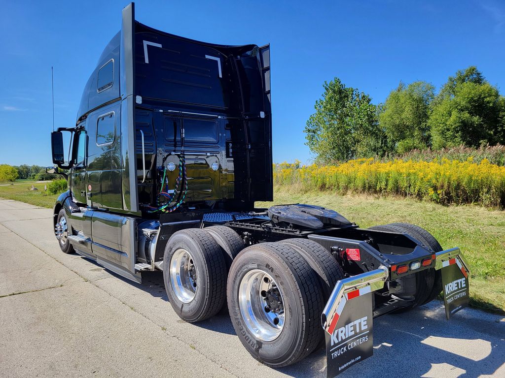 2025 VOLVO VNL64T860 656359 - image 3 of 6