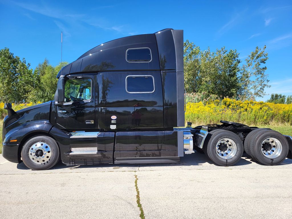 2025 VOLVO VNL64T860 656359 - image 2 of 6