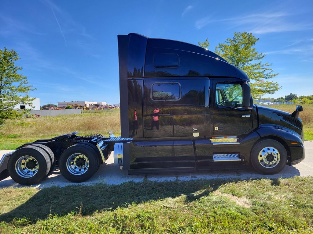 2025 VOLVO VNL64T860 656359 - image 6 of 6