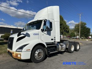 2018 VOLVO VNR64T-300 heavymedium-duty-trucks-used-2018-volvo-vnr64t-300-1306152-driver-side-front-angle-Image