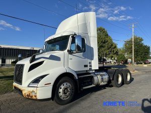 2018 VOLVO VNR64T-300 heavymedium-duty-trucks-used-2018-volvo-vnr64t-300-1371331-driver-side-front-angle-Image