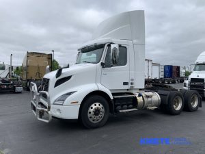 2019 VOLVO VNR64T-300 heavymedium-duty-trucks-used-2019-volvo-vnr64t-300-1017155-driver-side-front-angle-Image