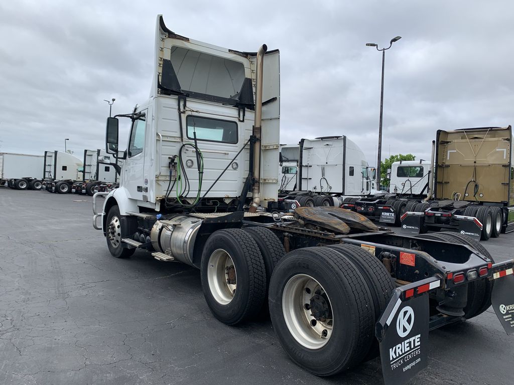 2019 VOLVO VNR64T-300 V901625U - image 3 of 6