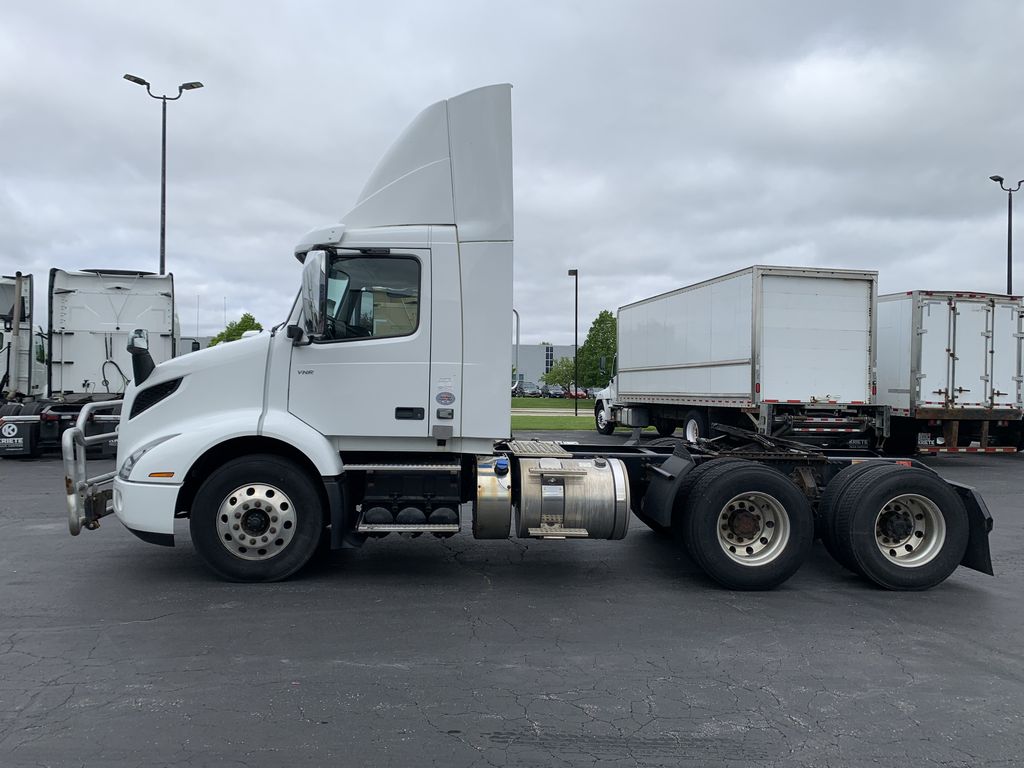 2019 VOLVO VNR64T-300 V901625U - image 2 of 6