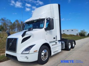 2025 VOLVO VNR64T300 heavymedium-duty-trucks-new-2025-volvo-vnr64t300-1014365-driver-side-front-angle-Image