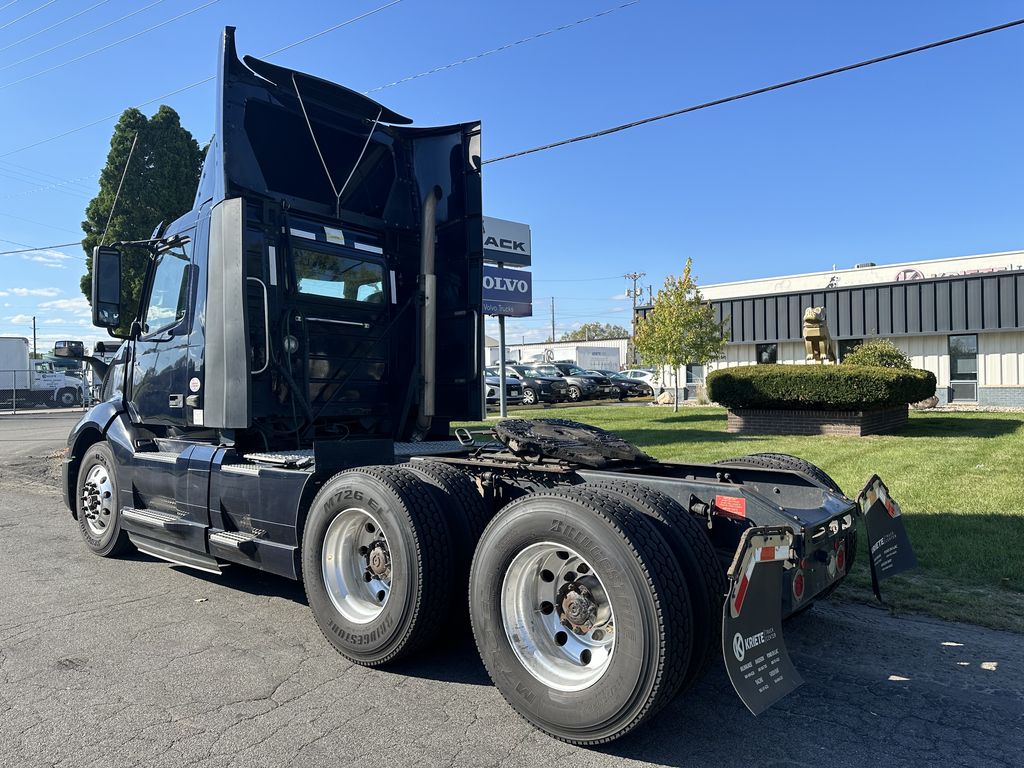 2019 VOLVO VNL64T-300 V214510U - image 3 of 6