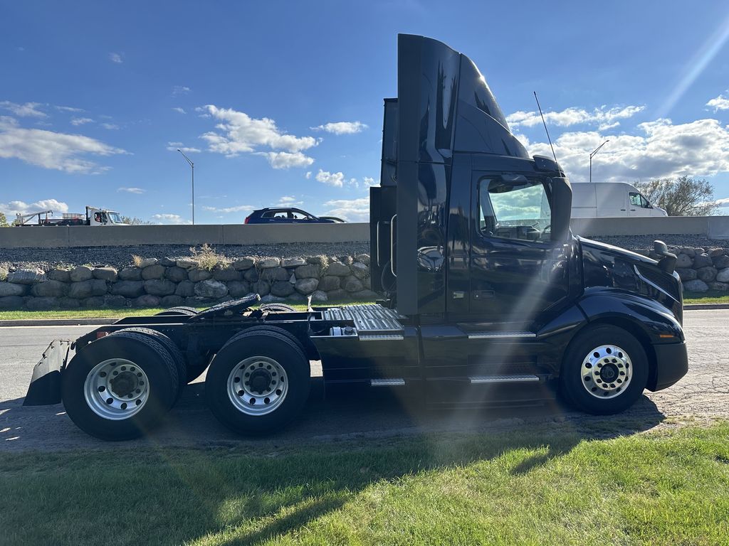 2019 VOLVO VNL64T-300 V214510U - image 6 of 6