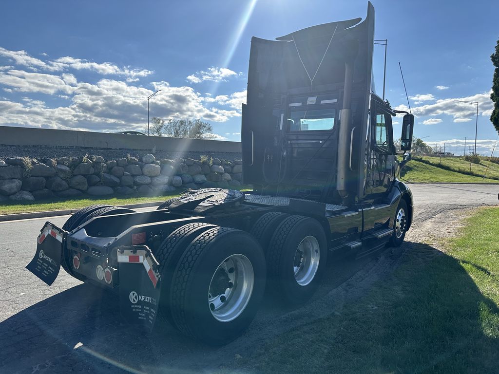 2019 VOLVO VNL64T-300 V214510U - image 5 of 6