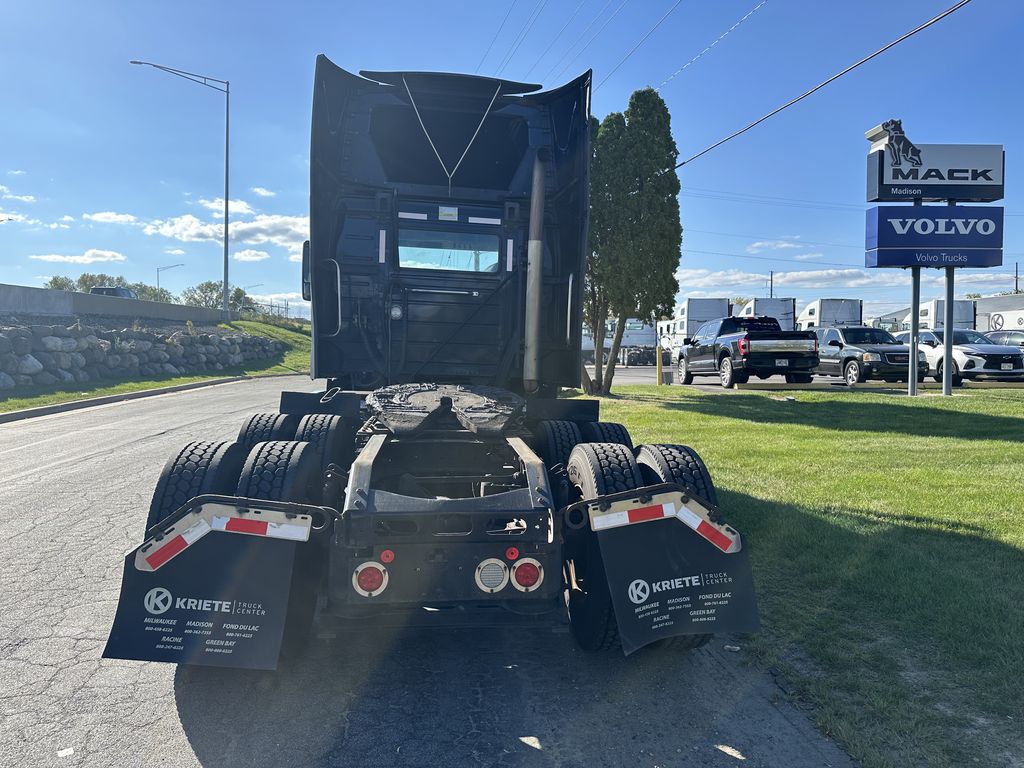 2019 VOLVO VNL64T-300 V214510U - image 4 of 6