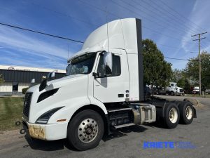 2019 VOLVO VNR64T-300 heavymedium-duty-trucks-used-2019-volvo-vnr64t-300-1879165-driver-side-front-angle-Image