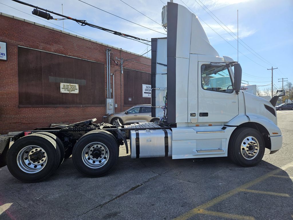 2025 VOLVO VNR64T300 686507 - image 6 of 6