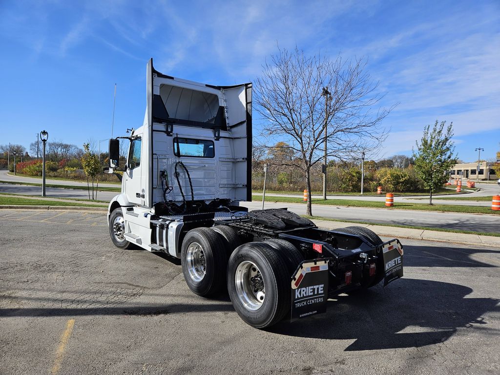 2025 VOLVO VNR64T300 686508 - image 3 of 6