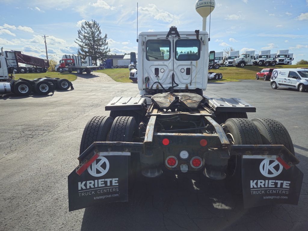 2017 FREIGHTLINER CASCADIA 113 FR9628UA - image 4 of 6