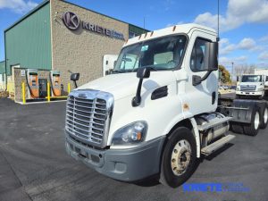 2017 FREIGHTLINER CASCADIA 113 heavymedium-duty-trucks-used-2017-freightliner-cascadia-113-1883453-driver-side-front-angle-Image