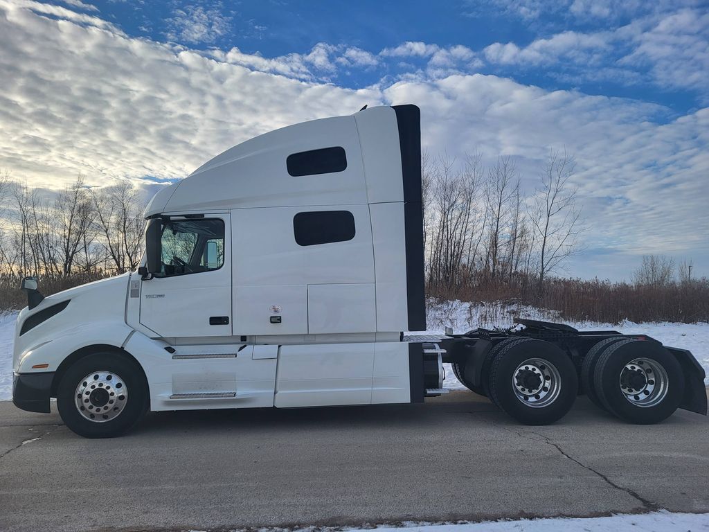 2019 VOLVO VNL64T760 V213910U - image 2 of 6