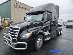 2021 FREIGHTLINER Cascadia heavymedium-duty-trucks-used-2021-freightliner-cascadia-1382719-driver-side-front-angle-Image