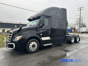 2021 FREIGHTLINER Cascadia heavymedium-duty-trucks-used-2021-freightliner-cascadia-1772992-driver-side-front-angle-Image