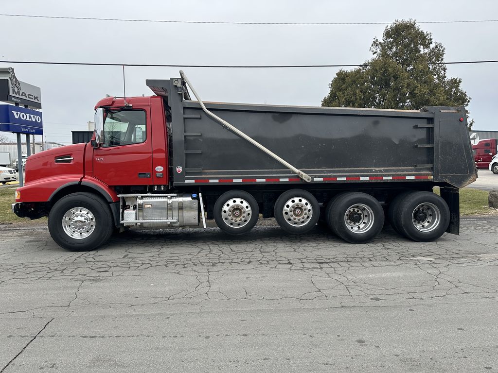 2021 VOLVO VHD64B300 V276941U - image 2 of 6