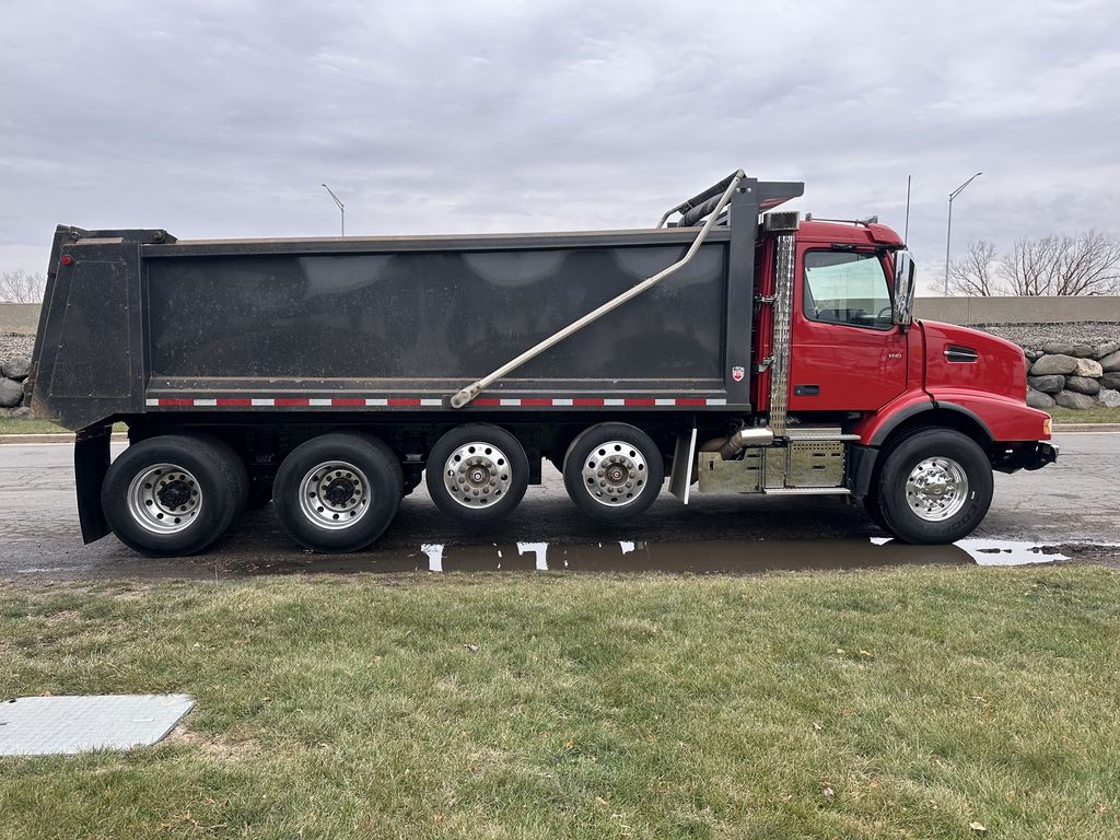 2021 VOLVO VHD64B300 V276941U - image 6 of 6