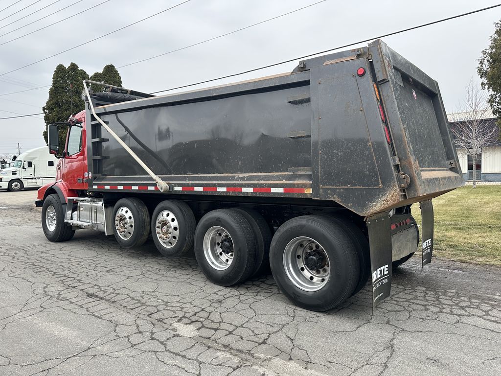 2021 VOLVO VHD64B300 V276941U - image 3 of 6