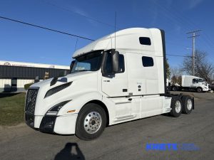 2021 VOLVO VNL64T760 heavymedium-duty-trucks-used-2021-volvo-vnl64t760-1160821-driver-side-front-angle-Image